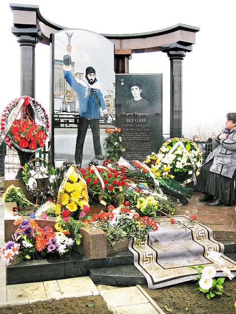 Для матері Сергія Нігояна (сидить на лавочці праворуч біля монумента) він завжди буде живий. Фото автора